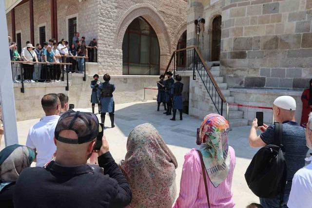 Konya’da Selçuklu Sultanlar Türbesi’nde saygı nöbeti değişimi 2