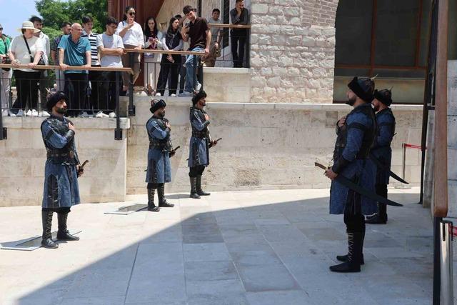 Konya’da Selçuklu Sultanlar Türbesi’nde saygı nöbeti değişimi 1
