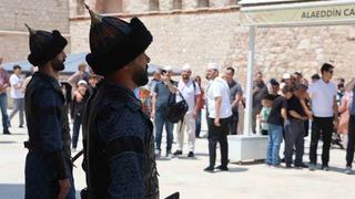 Konya’da Selçuklu Sultanlar Türbesi’nde saygı nöbeti değişimi
