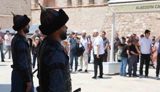 Konya&rsquo;da Sel&ccedil;uklu Sultanlar T&uuml;rbesi&rsquo;nde saygı n&ouml;beti değişimi