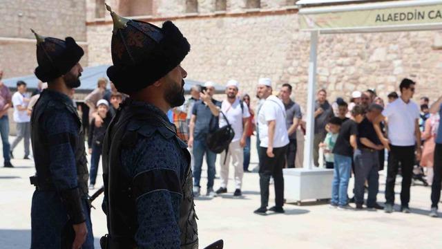 Konya’da Selçuklu Sultanlar Türbesi’nde saygı nöbeti değişimi