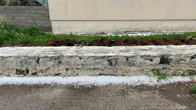 Kars&rsquo;ta dolu kabusu: Ara&ccedil;lar hasar g&ouml;rd&uuml;, &ccedil;ift&ccedil;i umudunu kaybetti 3