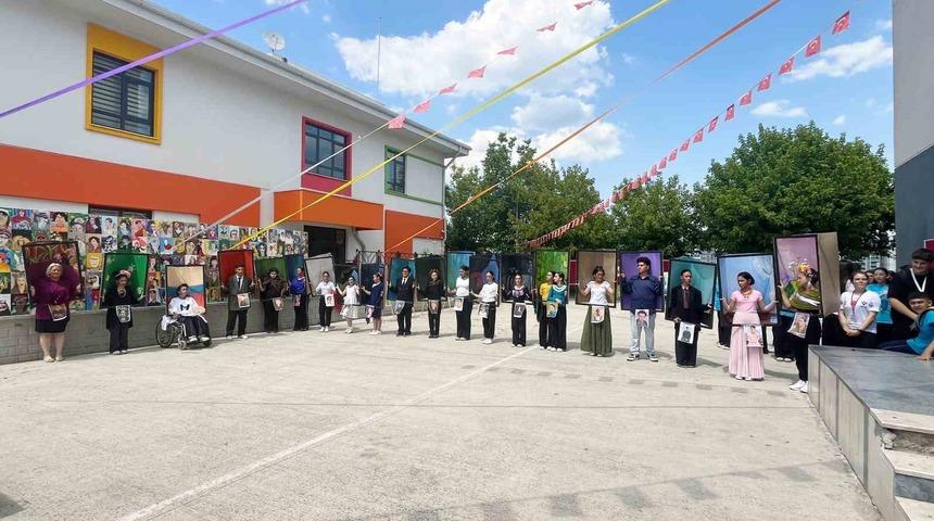 Frida Kahlo&rsquo;nun eserleri, Bursa&rsquo;da canlı tabloya d&ouml;n&uuml;şt&uuml;