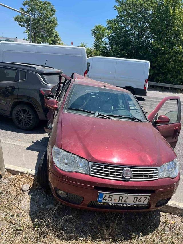 Balıkesir&rsquo;de 6 aracın karıştığı zincirleme kaza: 2 yaralı 5