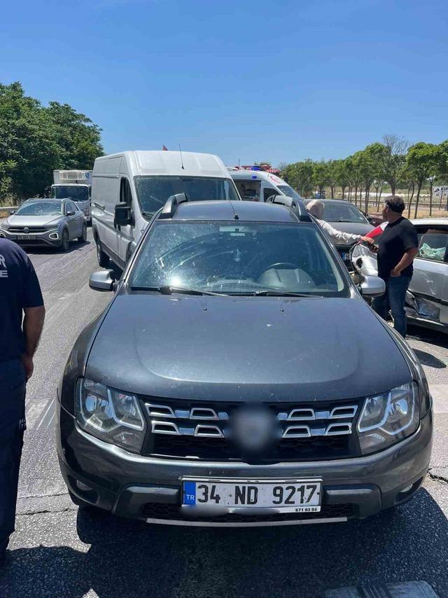 Balıkesir&rsquo;de 6 aracın karıştığı zincirleme kaza: 2 yaralı 4