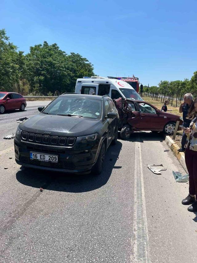 Balıkesir&rsquo;de 6 aracın karıştığı zincirleme kaza: 2 yaralı 3