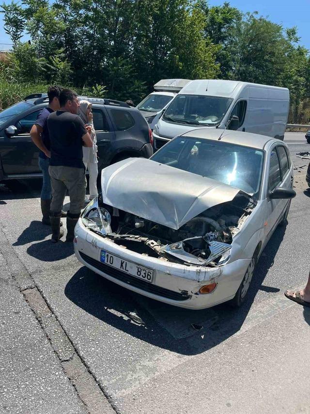 Balıkesir&rsquo;de 6 aracın karıştığı zincirleme kaza: 2 yaralı 2