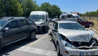 Balıkesir&rsquo;de 6 aracın karıştığı zincirleme kaza: 2 yaralı