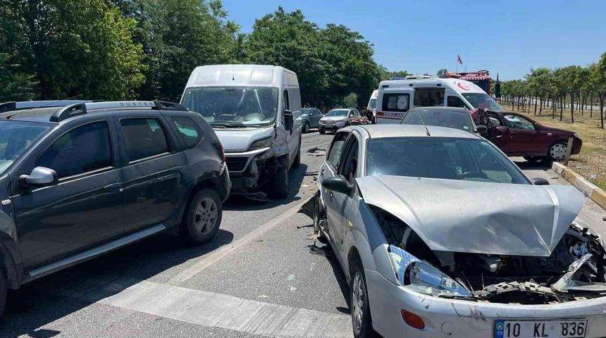 Balıkesir&rsquo;de 6 aracın karıştığı zincirleme kaza: 2 yaralı