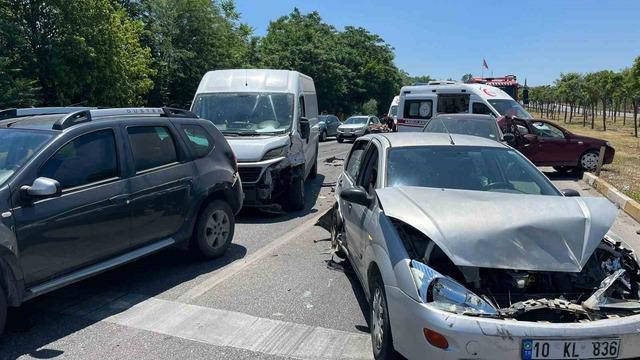 Balıkesir’de 6 araç zincirleme kaza yaptı; 2 yaralı