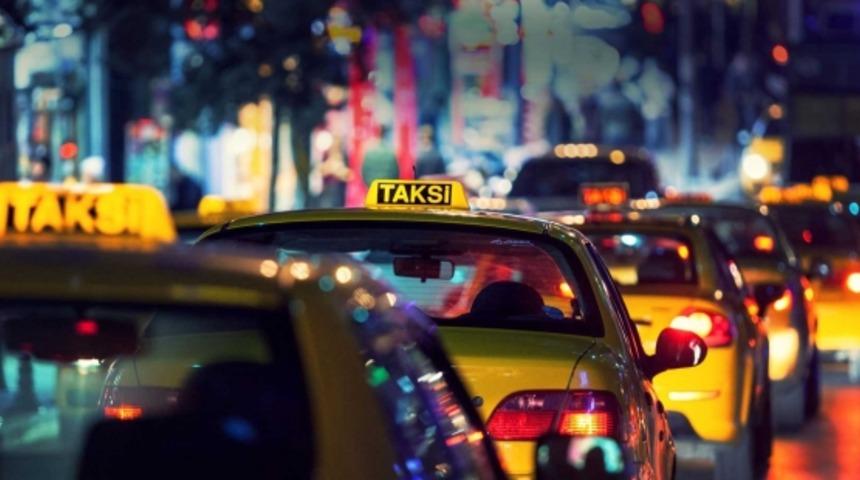 Taksici rezaleti! Arabanın kapılarını kilitleyip m&uuml;şterisini &ouml;pmeye başladı