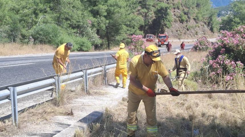 Marmaris&rsquo;te orman yangınlarına karşı yol kenarlarında yoğun mesai