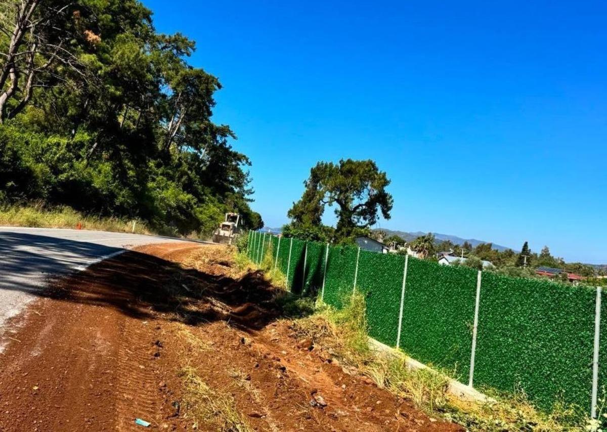 Marmaris’te orman yangınlarına karşı yol kenarlarında yoğun mesai 1