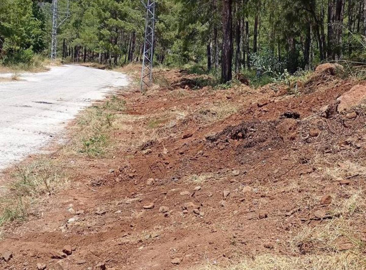 Marmaris’te orman yangınlarına karşı yol kenarlarında yoğun mesai 2