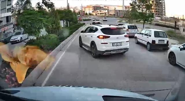 Trafikte yol kesip tepki gösteren sürücü kamerada 1