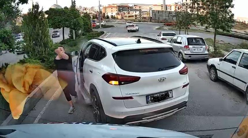 Trafikte yol kesip tepki g&ouml;steren s&uuml;r&uuml;c&uuml; kamerada
