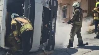 Sultangazi'de rampada kayan kamyonet, otomobilin üzerine devrildi