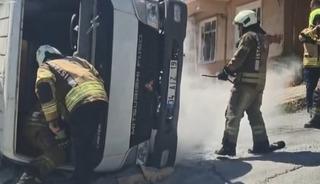 Sultangazi'de rampada kayan kamyonet, otomobilin &uuml;zerine devrildi