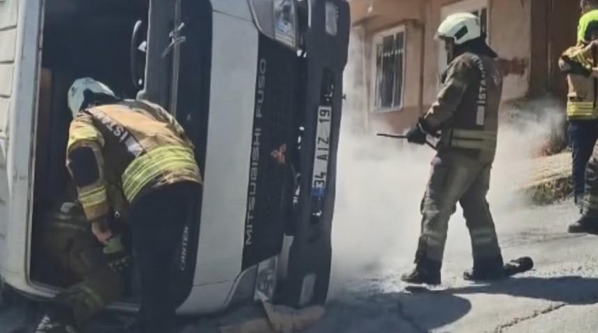 Sultangazi'de rampada kayan kamyonet, otomobilin &uuml;zerine devrildi