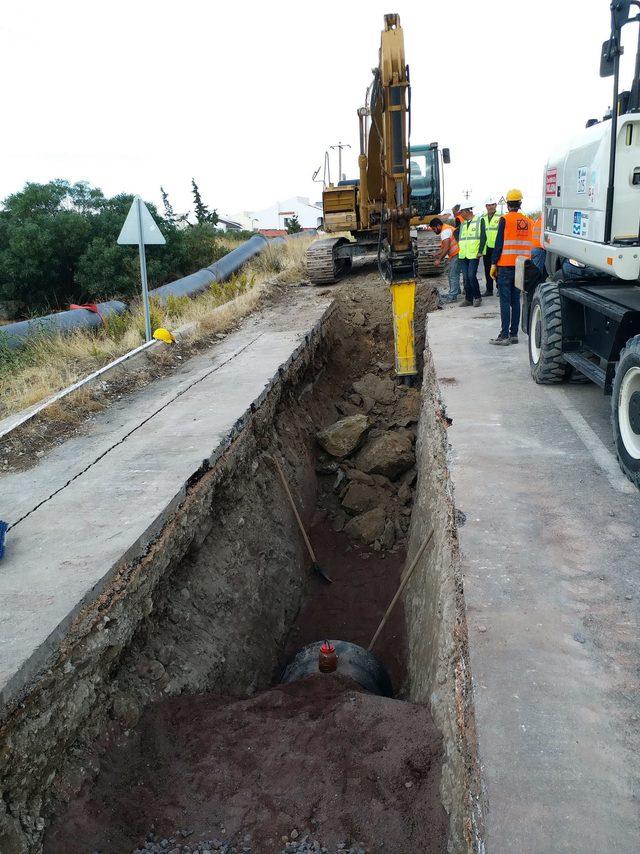 Çeşme'de eskiyen su boruları görenleri şaşırttı