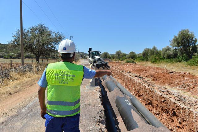 Çeşme'de eskiyen su boruları görenleri şaşırttı