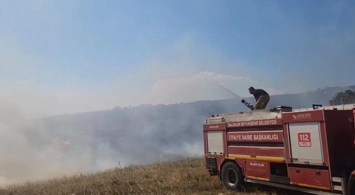 Avşa Adası&rsquo;nda yangın: Ekipler havadan ve karadan m&uuml;dahale ediyor 2