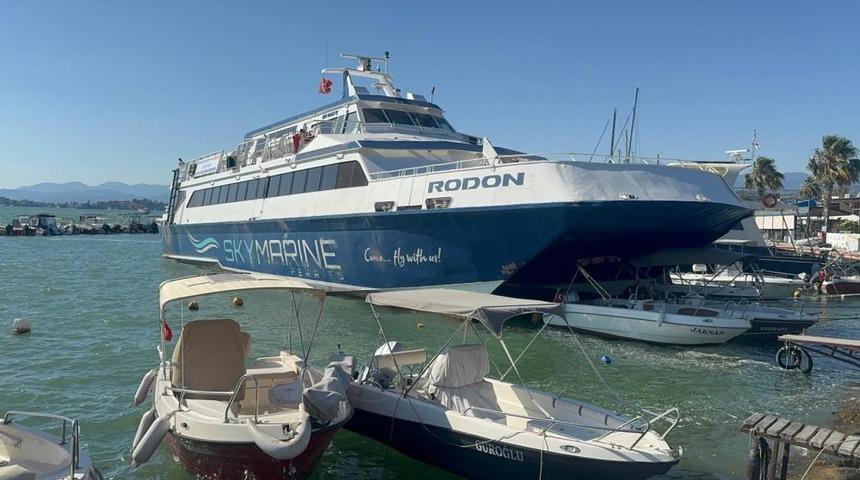 Rodos seferi yapan feribot Fethiye'de karaya oturdu