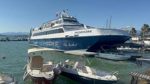 Rodos seferi yapan feribot Fethiye'de karaya oturdu