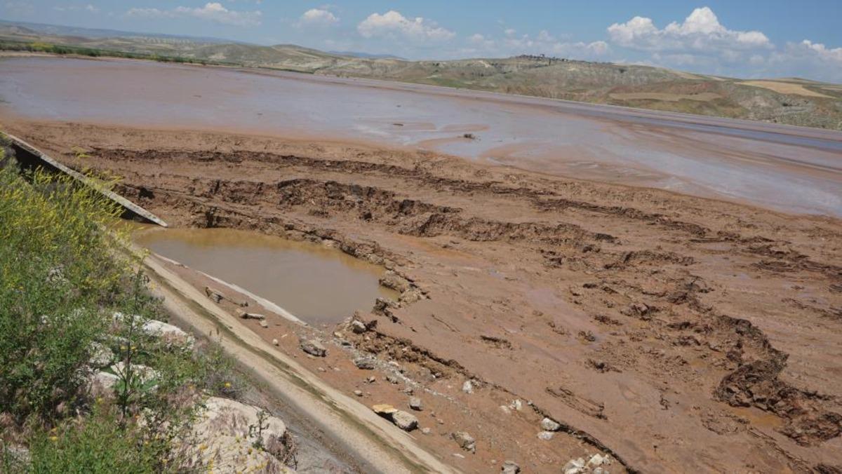 &Ccedil;orum da HES bendi patladı: &Ccedil;eltik tarlaları su altında kaldı 3