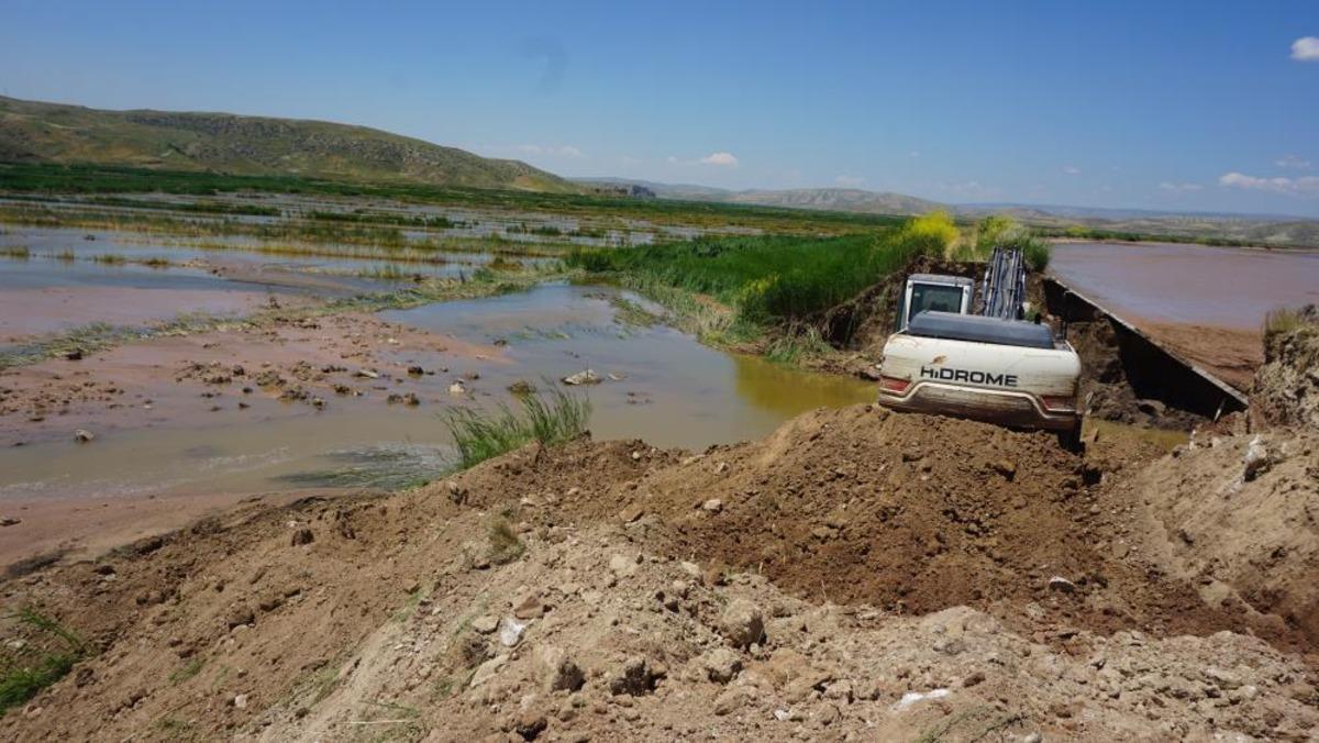 &Ccedil;orum da HES bendi patladı: &Ccedil;eltik tarlaları su altında kaldı 1