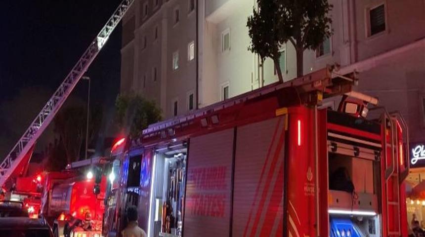 K&uuml;&ccedil;&uuml;k&ccedil;ekmece'de kız yurdunda &ccedil;ıkan yangın s&ouml;nd&uuml;r&uuml;ld&uuml;; &ouml;ğrenciler tahliye edildi