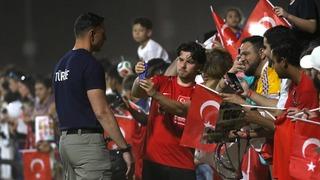 A Milli Takım idmanında ilgi odağı oldular: Bir an olsun ayrılmıyorlar