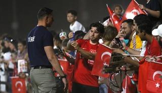 A Milli Takım idmanında ilgi odağı oldular: Bir an olsun ayrılmıyorlar