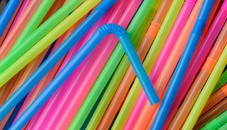 Plastik pipet kullanmayın &ccedil;ağrısı yapıldı! Sebebi g&uuml;ndem oldu