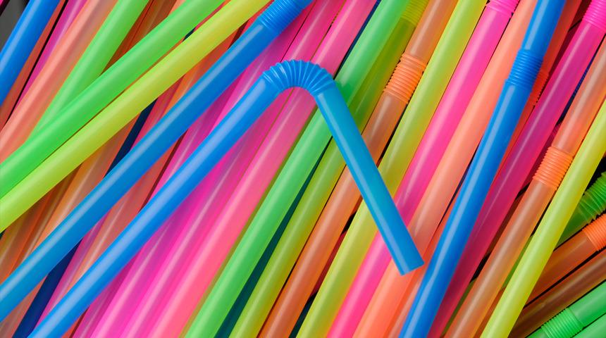 Plastik pipet kullanmayın &ccedil;ağrısı yapıldı! Sebebi g&uuml;ndem oldu