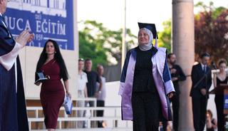 Kanser nedeniyle bıraktığı &uuml;niversiteyi 38 yıl sonra birincilikle bitirdi