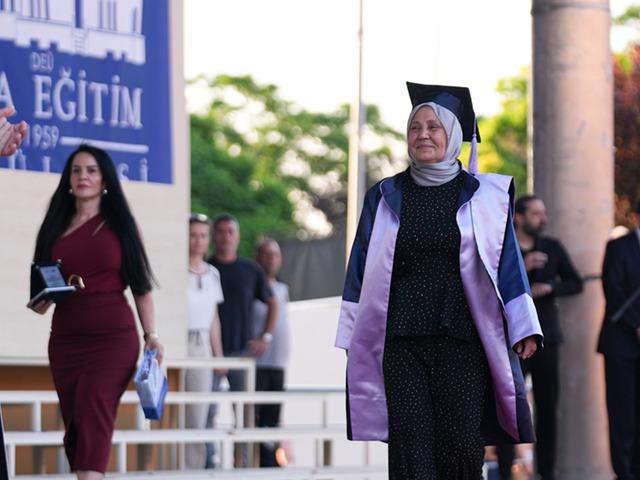 Kanser nedeniyle bıraktığı &uuml;niversiteyi 38 yıl sonra birincilikle bitirdi