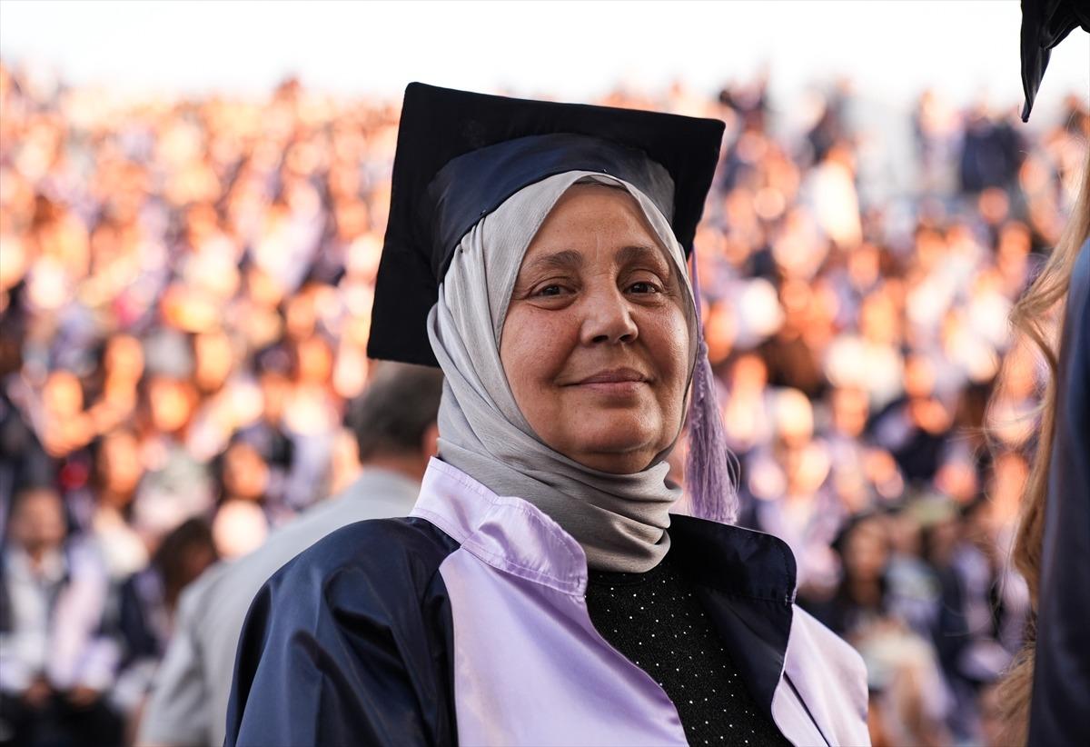 Kanser nedeniyle bıraktığı üniversiteyi 38 yıl sonra birincilikle bitirdi 1