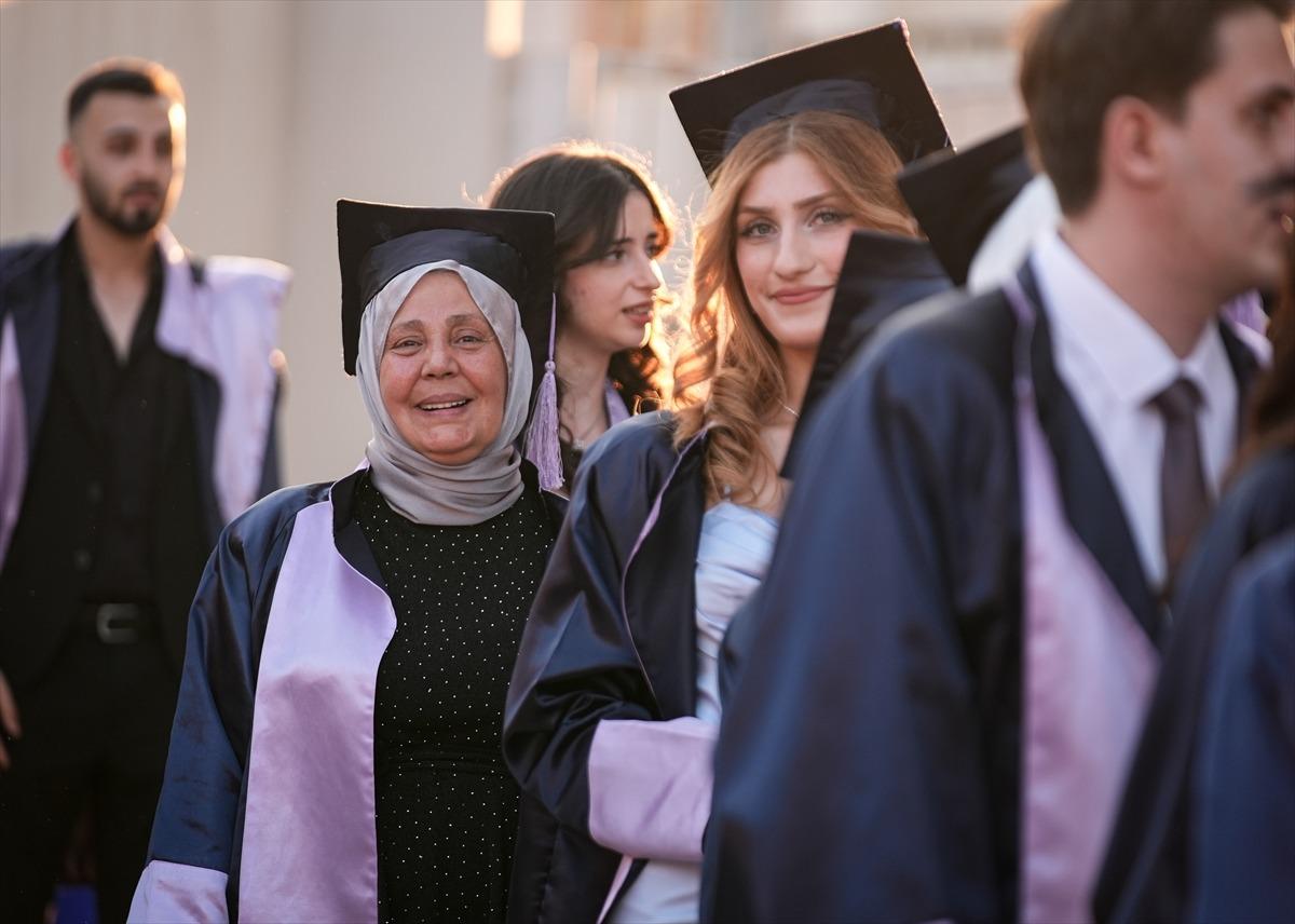 Kanser nedeniyle bıraktığı üniversiteyi 38 yıl sonra birincilikle bitirdi 2