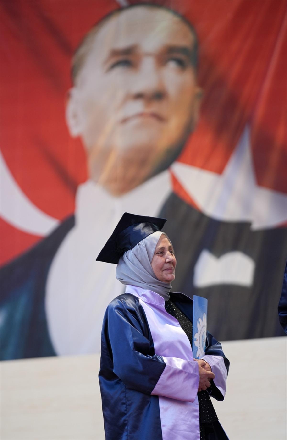 Kanser nedeniyle bıraktığı üniversiteyi 38 yıl sonra birincilikle bitirdi 3