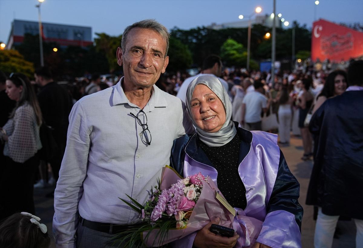 Kanser nedeniyle bıraktığı üniversiteyi 38 yıl sonra birincilikle bitirdi 4