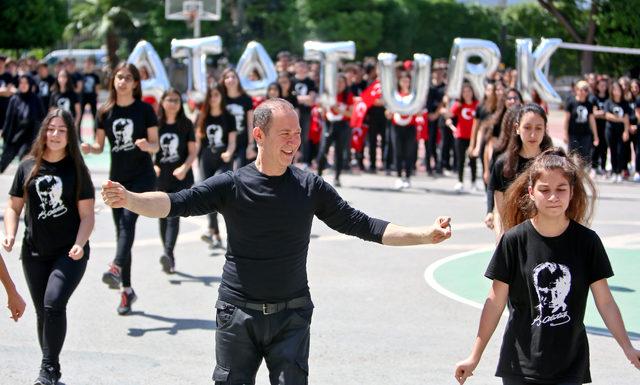 Öğrenciler, bedenleriyle Atatürk'ün imzasını çizdi