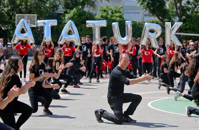 Öğrenciler, bedenleriyle Atatürk'ün imzasını çizdi