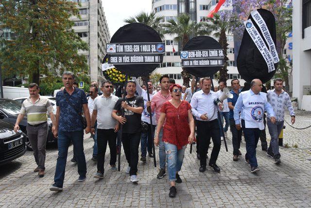 Memurlar, Büyükşehir Belediyesi'ne siyah çelenk bıraktı