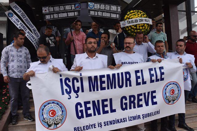 Memurlar, Büyükşehir Belediyesi'ne siyah çelenk bıraktı