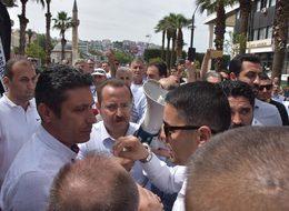 Memurlar, Büyükşehir Belediyesi'ne siyah çelenk bıraktı