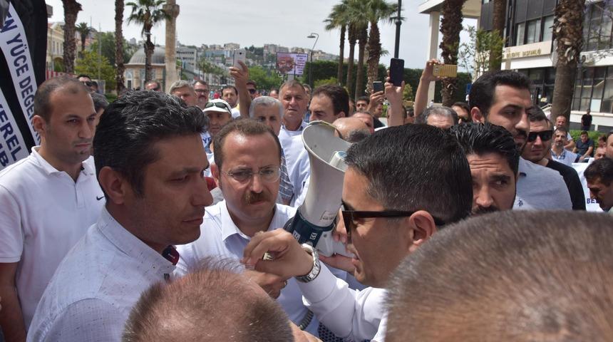 Memurlar, Büyükşehir Belediyesi'ne siyah çelenk bıraktı