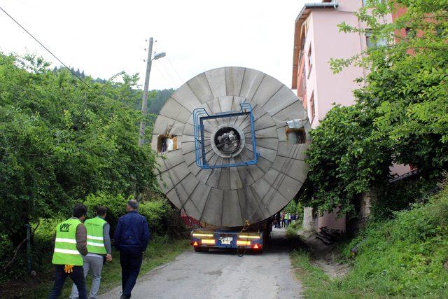 Dev maya tankı köyde iki ev arasına sıkıştı