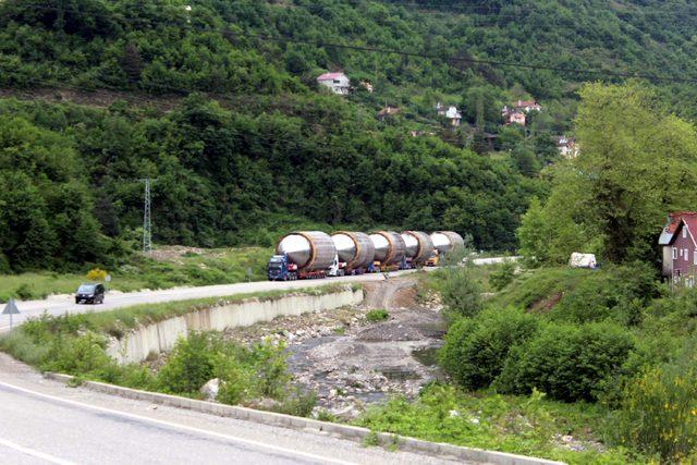 Dev maya tankı köyde iki ev arasına sıkıştı