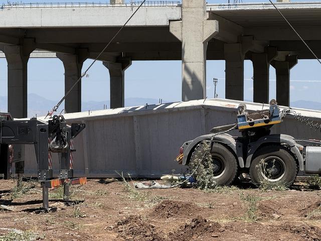 İş&ccedil;iler 15 tonluk beton blok altında kaldı: 1 &ouml;l&uuml;, 1 yaralı